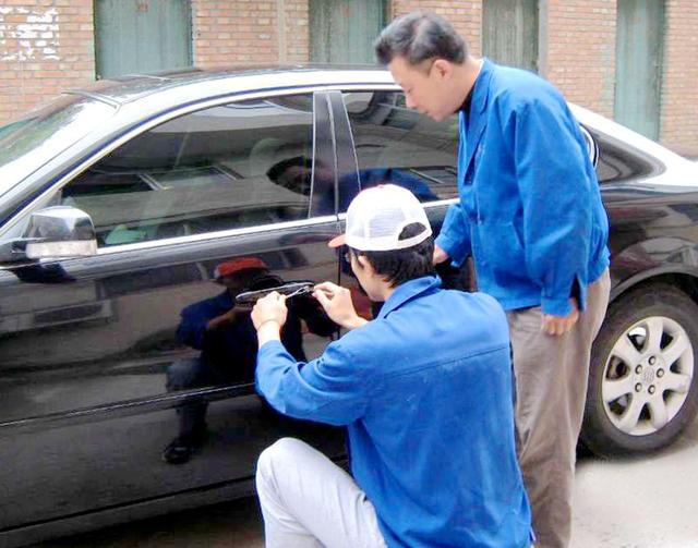 华容汽车钥匙丢在车里面怎么办?
